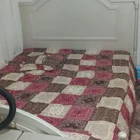 یه عدد تخت سالم به همراه پاتختی