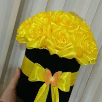 رزباکس و دسته‌گل گل روبانی نورا
