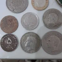 مقداری سکه بفروش میرود