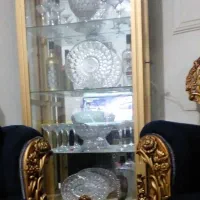 ویترین چوبی طلایی سه طبقه در حد نو