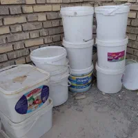 تعدادی سطل 10 کیلویی