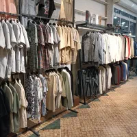 واگذاری کلیه اجناس فروشگاه پوشاک خارجی و ایرانی|فروشگاه و مغازه|خمینی‌شهر, |دیوار