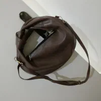 تعدادی کیف و کوله|کیف، کفش، کمربند|قدس, شهر‌قدس|دیوار