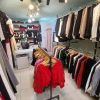 فروش یکجای 725 قلم پوشاک زنانه با دکور و تجهیزات