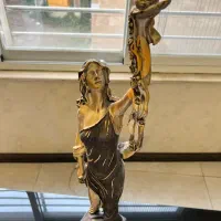 اباژور مجسمه بانو مشعل و میزش