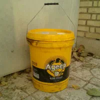 تعداد زیادی سطل ۲۰ لیتری بسیار محکم