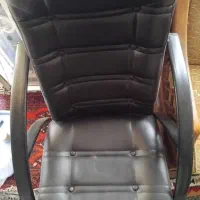 یک عدد صندلی اداری در حد نو سالم مشکی
