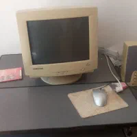 کامپیوتر به همراه میز