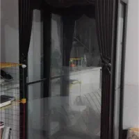 ویترین چوبی دارای آینه تمام قد داخلی