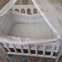تخت کنار مادر و گهواره ای