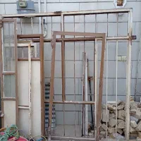 در پنجره درب انباری دستشویی