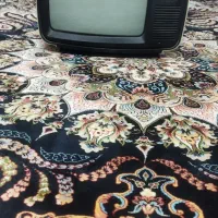 یک عدد تلویزیون قدیمی