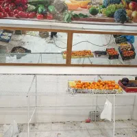 آیینه و میز میوه فروشی