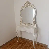 تخت دو نفره و آینه کنسول