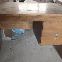یک عدد میز چوبی محکم