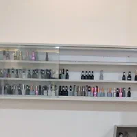 تعدادی میز و صندلی