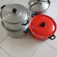 تعدادی قابلمه قدیمی وضخیم با یک عدد زود پز