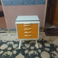 میز نو فلزی دارای ۴ کشو سالم چرخ دار