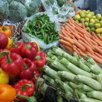 کارگر میوه فروشی و سبزی