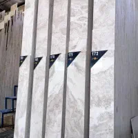سنگ تروارتن روشن کرم شکلاتی مرمریت مشکی نماسرستون|عمده‌فروشی|قرچک, میرزائی جنوبی|دیوار