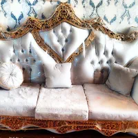 مبلمان راحتی و سلطنتی، همراه با شزلون.