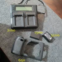 باتری و شارژر و کاور دوربین