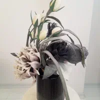 گل مصنوعی و گلدان