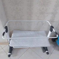 تخت کنارمادر زویه