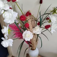 گل و ساعت و میز عسلی