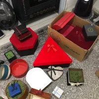 تعداد زیادی جعبه و باکس
