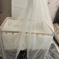 تخت کنار مادر