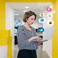 منشی خانم و بازاریاب