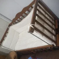 تخت کنار مادر