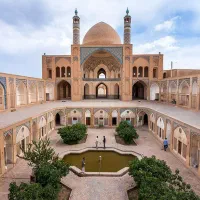 مرکزشهر تنها قواره موجود/بافت نوساز/آرام و خلوت