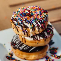 نیازمند 10نفر همکار خانم در تولیدی شیرینی