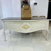 میز مدیرت مال مزون تمیز با سه دونه صندلی طلای
