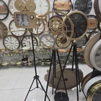 ساعت ایستاده کنار سالنی تمام فلزی