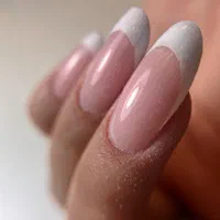 استخدام دستیار ناخن مسلط به زیرسازی و اجرای ژل لاک