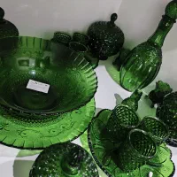 یک سرویس شیشه رنگی