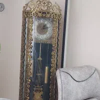 ساعت برنجی کنارسالنی ودو میز کنسول