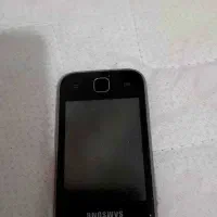 گوشی سامسونگ و شارژر موبایل