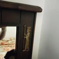 اینه با قاب چوبی