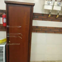 یک کمد لباس تک سالمه بزرگ هست