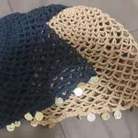 بافت و فروش کلاه توری در رنگهای متفاوت