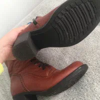 بوت|کیف، کفش، کمربند|رشت, فلسطین|دیوار