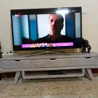 یک میز تیوی. طوسی