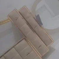 میز ارایشی نو وجنس مخمل شیری