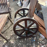 یک دسته مبل چوبی تمیز قدیمی در حد صفر