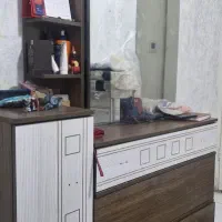 دراور به همراه آیینه و کمد ایستاده