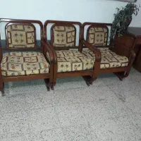 مبل راحتی چوبی و میز شیشه ای